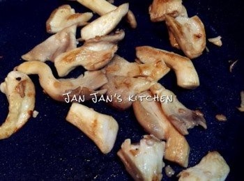 step3: 素菇可於飯差不多煮熟之前才開始炒。