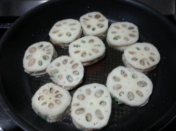 step4: 起油鑊,油熱後放入已釀好的蓮藕夾轉慢火將兩邊煎至金黃