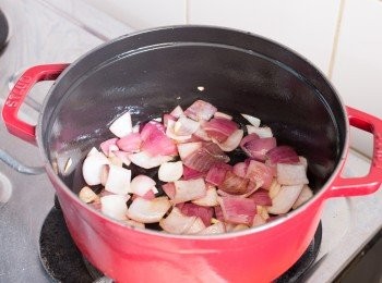 step9: 以同一鍋子，調至中火下洋蔥炒 3 分鐘。