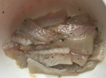 step3: 攪拌均勻，醃製一會。