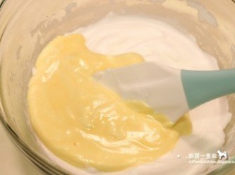 step7: 再將蛋黃糊一口氣倒入蛋白霜中切拌混合。