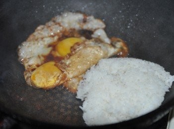 step6: 當醬油接觸鍋中預熱後會散發出醬香時，快速將白飯放入鍋中