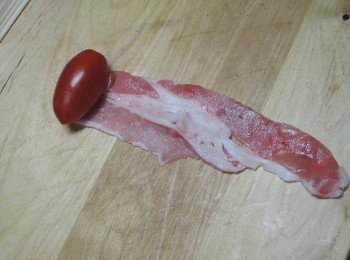 step1: 一片肉捲起一個小番茄
