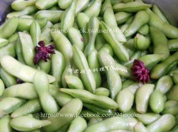 step4: 撈起毛豆莢瀝乾水分趁熱加入鹽巴．黑胡椒粒．香油.橄欖油拌勻即可。