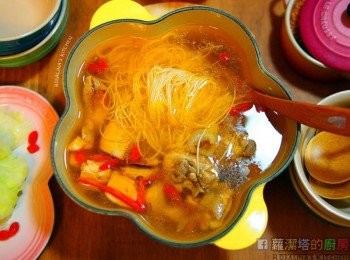 step12: 1.麵線一定要另外煮，比一般煮麵時間再稍微硬一點，然後再放到湯裡麵泡著吃。 2.燙一些高麗菜當成配菜，吃麻油雞的時候，只要將高麗菜放進湯裡面泡著吃，高麗菜馬上變搶手貨。 3.加了<a href="https://bit.ly/3EZL8dD" target="_blank" data-keyword="雞胸" class="guide-link"><strong>雞胸</strong></a> <span style="display:inline-block;vertical-align:middle;margin-top:-3px;color:initial;border-radius:3px;padding:2px 3px;font-size:12px;line-height:14px;background:#87d300;color:#fff;">即買</span> 肉的麻油雞，會比全部都用雞腿做的麻油雞清爽很多喔。