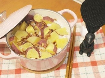 step4: 打開鍋蓋後的地瓜與松子香氣好迷人呢 :) 地瓜松子炊飯&gt;///