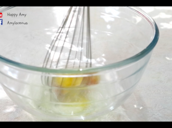 step1: 混合蛋、水、糖和蜜糖。