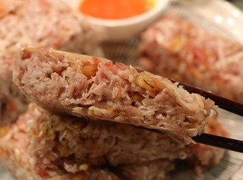 step10: 芋頭和生粉的比例可視乎芋絲的濕度，芋絲加鹽和糖醃製後會釋出水分，如果有出水要去掉，然後分次加入生粉，拌到每條芋絲都沾上少許粉漿就可以，以看不到乾粉，又沒有多餘水分為準。如太乾的話，可酌量加點水，比例大約是100克的芋頭用8克的生粉；生粉加太多煎出來的口感會很硬，加太少會鬆散不成塊，做時需要自行作調整。