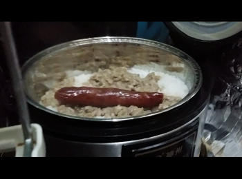 step5: 當飯煲第二次跳制時，請享用，或可再重覆1-2次以上步驟以製作更厚飯焦！
When the rice is done again, enjoy it,  or repeat the above step for thicker crispy rice.