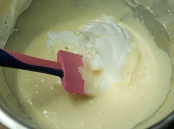 step4: 將<span class="group_2">蛋白霜</span>分次加入蛋黃糊中，輕力拌勻 *不要大力攪拌