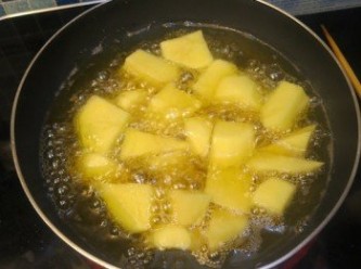 step10: － 拿一鍋子下油燒熱，下薯仔炸至金黃撈起備用
   （這樣之後煮咖哩的時候薯仔就不會溶成蓉）