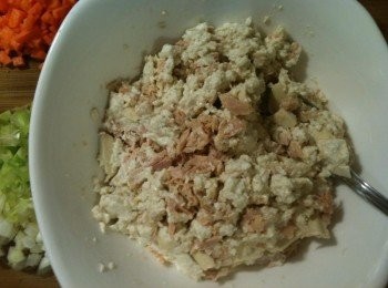 step3: 用湯匙將步驟2的鮪魚肉和板豆腐攪碎。