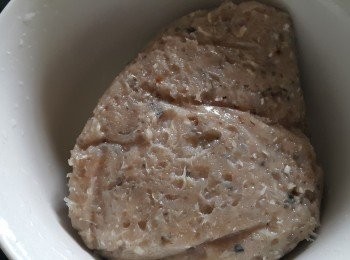 step1: 先將鯪魚肉用雞粉，胡椒粉，生粉，糖撈至起膠備用