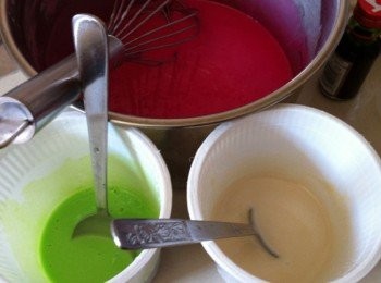 step2: 把麵糊分成3分，各自調色。