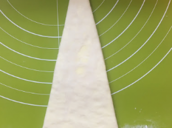 step13: 喺三角形底?一小刀，分開兩隻角向上圈。