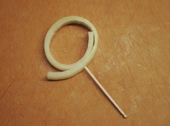 step2: 洋蔥圈太大的話用小刀切開，再圈成小洋蔥圈用牙籤固定。