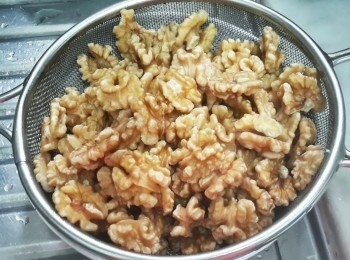 step1: 先用一煲沸水煮核桃兩分鐘，然後瀝乾水份備用（此步驟可去除核桃的澀味）