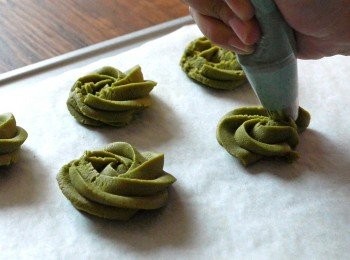 step7: 在已鋪上牛油紙的焗盤上唧出曲奇。