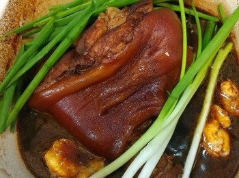 step6: 豬手回鍋加入新薑葱。