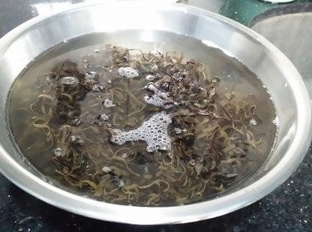 step1: 將(1)用水浸軟身備用，大約浸咗15分鐘,再沖洗兩次，水不要。