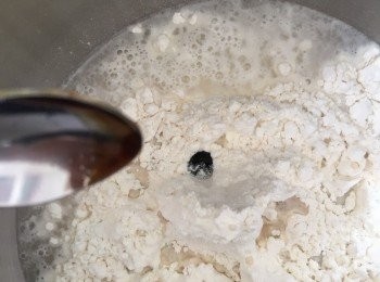 step1: 老麵材料早日拌勻, 雪20小後, 加入<span class="group_2">主麵糰</span>全部材料拌勻，每小時番麵一次, 共3次