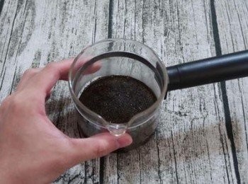 step1: 將伯爵茶包剪開，沖入80cc的熱水。