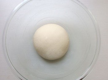 step6: 將調理碗抹上薄油，放入麵糰，發酵時間約60分鐘。