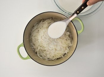 step7: 分3-4次將米漿倒入步驟6中,(此時爐火可保留小火狀態或熄火利用鍋子的餘溫),一邊加入,一邊慢慢攪拌到呈現濃稠狀。