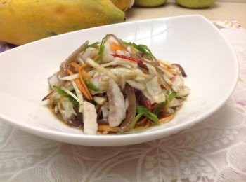 step4: 木耳切絲，川燙沖涼，所有<span class="group_1">食材</span>切絲和魚肉拌勻，沐上醬汁（烏醋、醬油、糖、味醂）