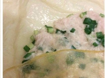 step2: 張圓形腐皮剪成方形,然後將墨魚膠塗上腐皮後包好,用生粉水搽上邊收口。