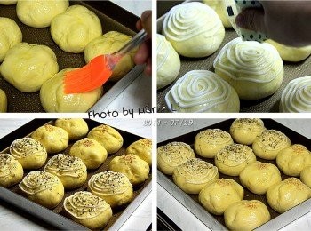 step7: 完成發酵後為麵包表面刷上一層薄薄的蛋液
在《蔓越莓起司小餐包》上面灑上一點白芝麻粒
《鮪魚玉米小餐包》上我則用沙拉畫出螺旋
然後在上方灑上些許的義大利香料
最後再噴些水以防麵包表面上色過快。

如此，就可送進預熱好的烤箱中烘烤了‧‧‧