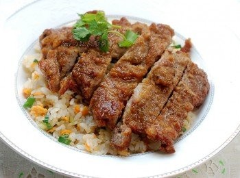 step13: 粒粒分明的蛋炒飯,加上酥脆的炸排骨,一整個美味。