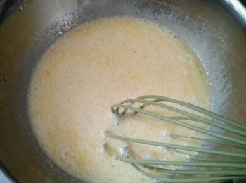 step2: 用打蛋器攪拌雞蛋，牛奶，砂糖，溶化的奶油及香草精