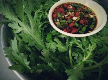 step1: 茼蒿洗淨；蒜頭敲碎；青蔥切珠；辣椒斜切，備用；