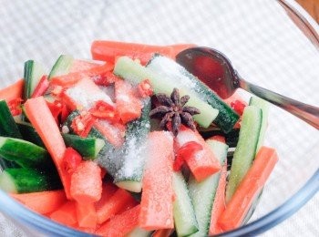 step3: 將青瓜，紅蘿蔔和所有<span class="group_2">調味料</span>放入大碗內，拌勻 （可自行加減<span class="group_2">調味料</span>份量）放入雪櫃約三個小時後便可享用。享用時可加點麻油，就更美味呢！