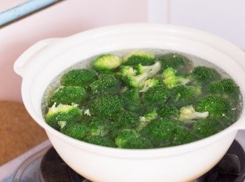 step1: 先預熱烤箱（焗爐）至攝氏 220 度左右。青花椰菜切成一口大小，煲滾一鍋水，加少許份量外的鹽及油，水滾起後放入青花椰菜燙約 3 分鐘