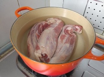 step1: 急凍牛𦟌解凍, 用清水慢火煮30分鐘