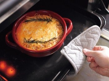 step14: 將13 放入250℃預熱後的烤箱中，烤約10 ～ 12 分鐘至乳酪融化上色。