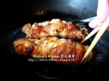 step6: 燒紅鑊 , 將雞卷放入鑊中用中火慢慢煎至兩面金黃色