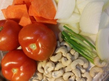 step1: 蕃茄和甘筍洗淨切件。
腰果略為冲洗。
洋蔥切條。
青葱切碎。