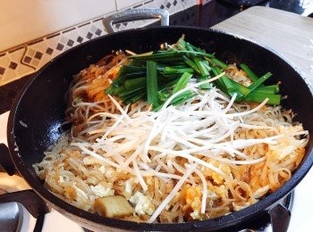 step4: 之後可以再下大蝦與粉炒勻，熄火後，加上芽菜、韭菜，讓餘温煮熟芽菜與韭菜。

食用時，記得拌青檸汁、辣椒粉、炒香之花生碎同吃。