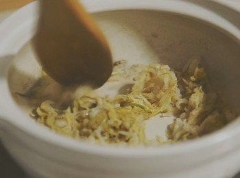 step14: 加入酸白菜煸乾