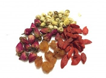 step1: 所有材料放入茶壺中，用熱水沖洗2次，再注入熱水焗5分鐘即成。
可連續沖泡數遍至味道變淡