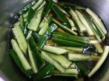 step4: 青瓜加入以灘凍的醋放入雪櫃雪3小時以上,中間時間反一反青瓜待入味均衡.