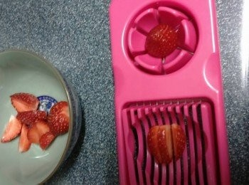 step13: 将適量士多啤梨用切蛋器切片