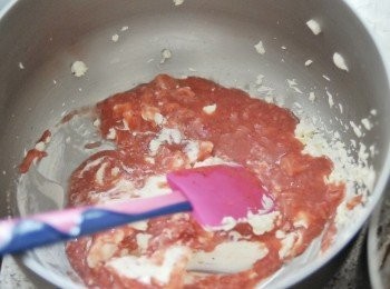 step3: 將淡忌廉/鮮奶油打發至抹端堅挺，加入草莓果泥，輕力拌勻，便成草莓慕斯