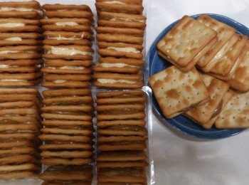 step1: 將棉花糖.砂糖和奶油一起隔水加熱攪拌至融化, 再加入奶粉攪拌均勻
(如做咖啡口味, 咖啡粉粒份量為奶粉量的1/10 (即奶粉90g, 咖啡粉10g)