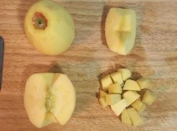 step2: 蘋果去皮去籽切成像指甲大小。