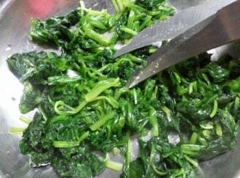step4: 將菠菜剪碎或切碎備用