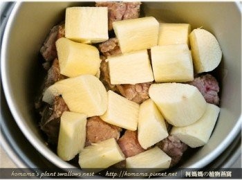 step3: 山藥去皮切成塊狀後，與已燙熟的排骨一同放入至電鍋中。